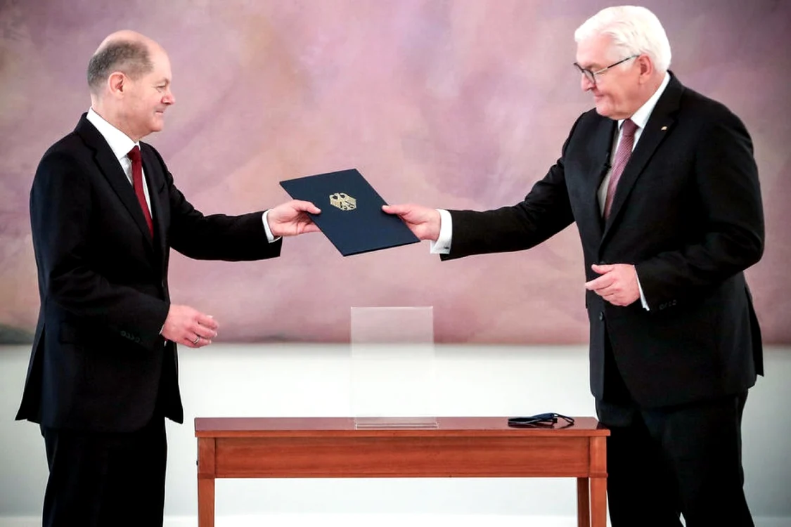 Olaf Scholz (stânga) primind învestitura de cancelar al Germaniei din partea preşedintelui Franck-Walter Steinmeier FOTO EPA-EFE