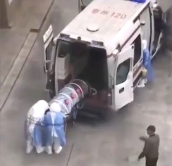 
    Pacienţii sunt înveluţi în plastic pentru a nu contamina mediciifoto: Twitter  