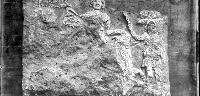 Relief mithraic de la Apulum. Fotografie de Adalbert Cserni în anul 1905. Sursa: imagini.istorie.apulum.ro