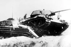 Un tanc sovietic T-14 trece peste un tanc german (© Getty Images)