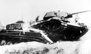 Un tanc sovietic T-14 trece peste un tanc german (© Getty Images)