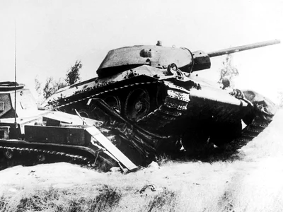 Un tanc sovietic T-14 trece peste un tanc german (© Getty Images)