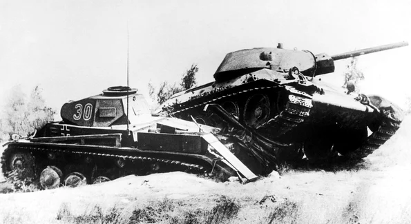 Un tanc sovietic T-14 trece peste un tanc german (© Getty Images)