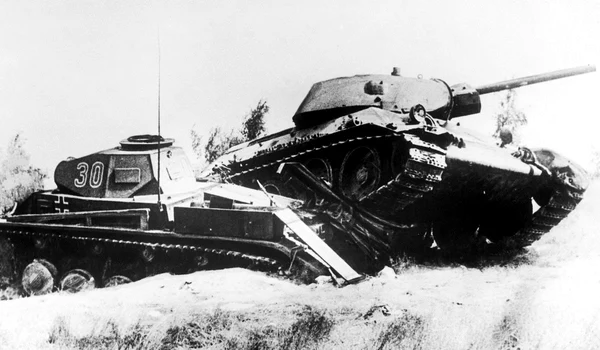 Un tanc sovietic T-14 trece peste un tanc german (© Getty Images)