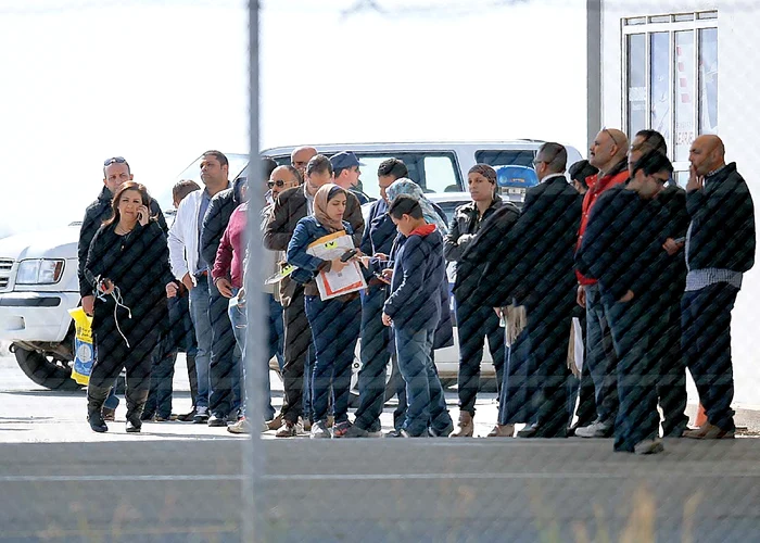 Pasagerii îşi anunţă familiile că sunt teferi