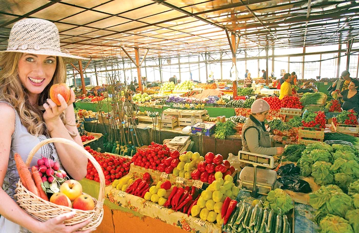 
    Pentru un kg de roşii, unul de castraveţi, unul de morcovi, patru salate, patru legături de ridichi, trei de ceapă, un kg de spanac, un kg de dovlecei, două kg de mere şi unul de căpşuni plăteşti, în medie, 42 de lei.  