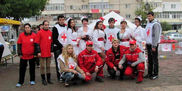 Voluntarii de la Crucea Roşie fac apel umanitar pentru victimele din Japonia
