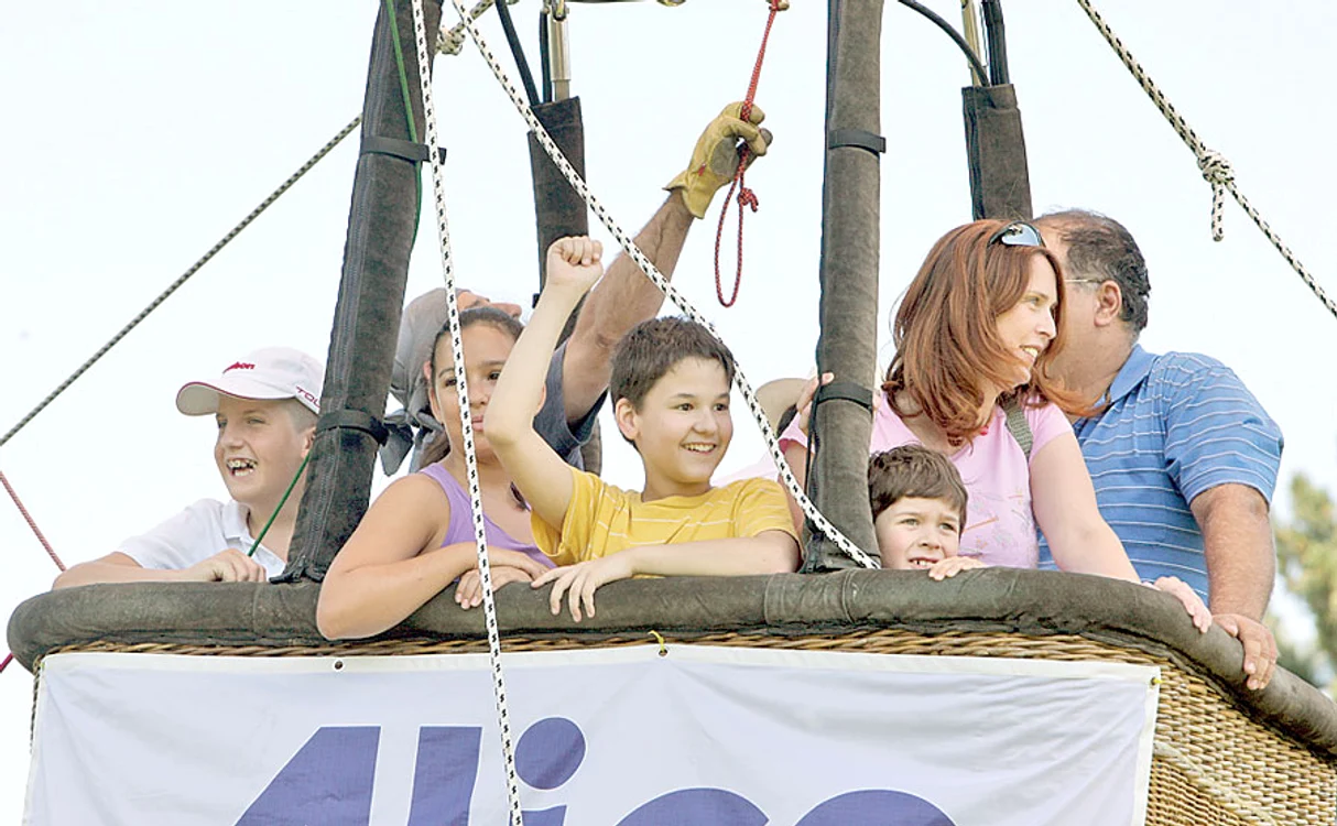 Copiii au fost fascinaţi  să zboare cu balonul
