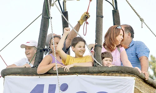 Copiii au fost fascinaţi  să zboare cu balonul jpeg