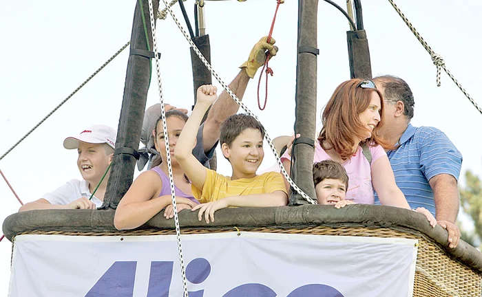 Copiii au fost fascinaţi  să zboare cu balonul