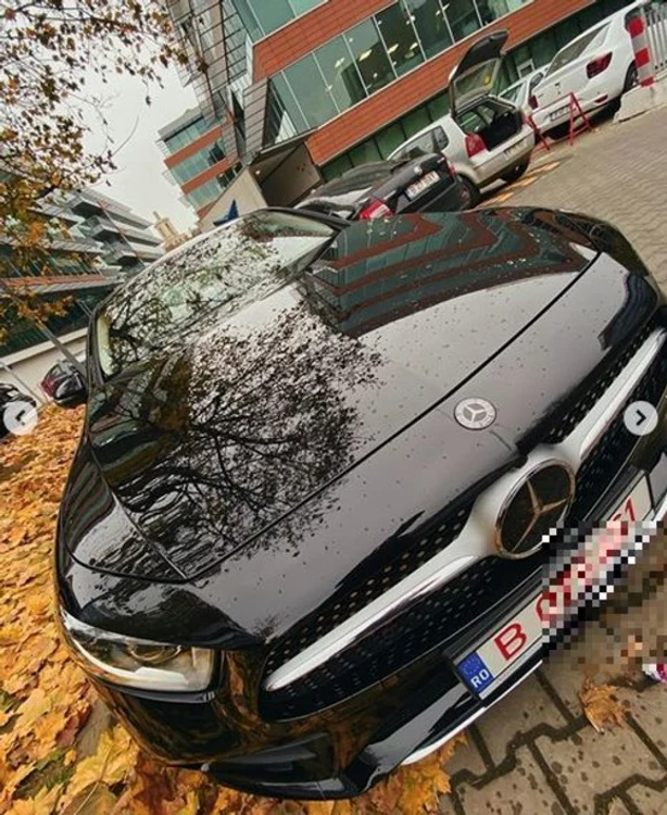 Luni, şi-a făcut apariţia la volanul  Mercedesului CLS, iar ieri, tânărul  artist a venit cu o Dacie 1300