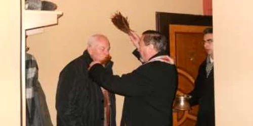 Preoţii sfinţesc locuinţele din parohii