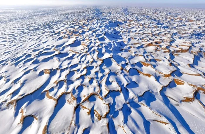 VIDEO Peisaj neobișnuit în Arabia Saudită: deșertul, acoperit de zăpadă. Reacția localnicilor surprinși de fenomenul rar