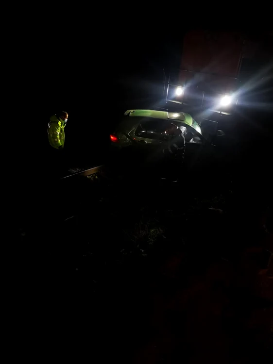 Accident feroviar pe Valea Oltului la Câineni - Vâlcea - o maşină a căzut pe şine şi a fost lovită de un tren Foto Adevărul