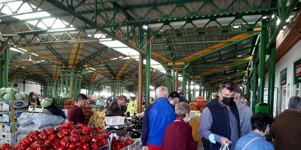 Înghesuială în cea mai frecventată piaţă a Braşovului FOTO Ioan Buciumar