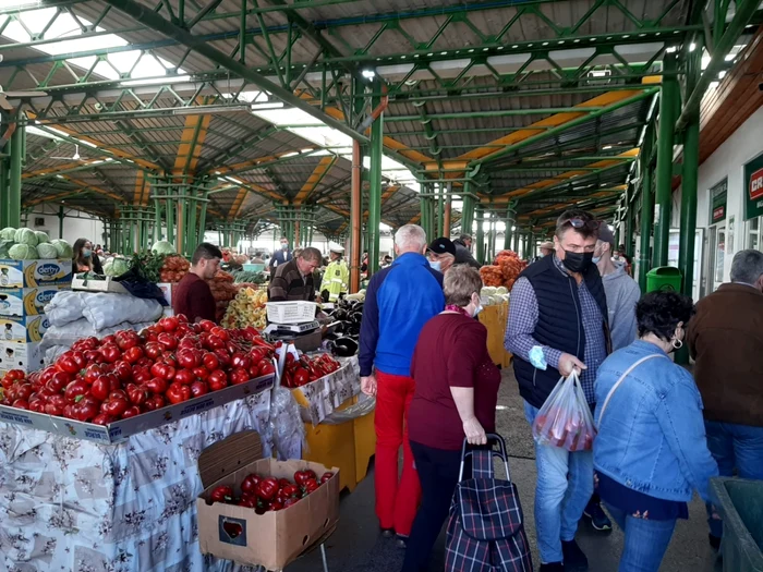 Înghesuială în cea mai frecventată piaţă a Braşovului