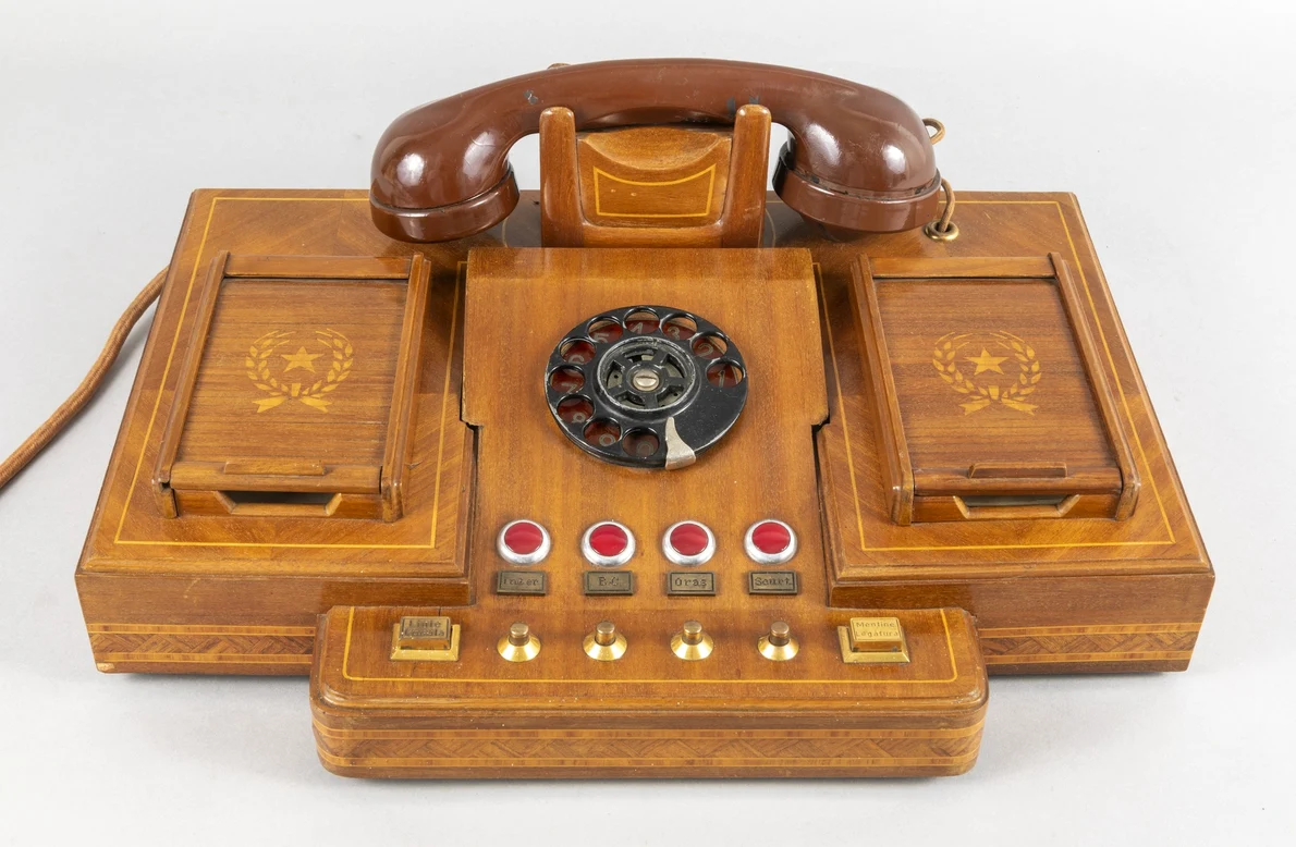 Telefonul de birou al lui Petru Groza (© Muzeul Național de Istorie a României)