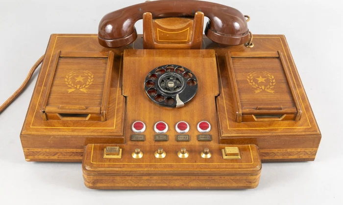 Telefonul de birou al lui Petru Groza (© Muzeul Național de Istorie a României)