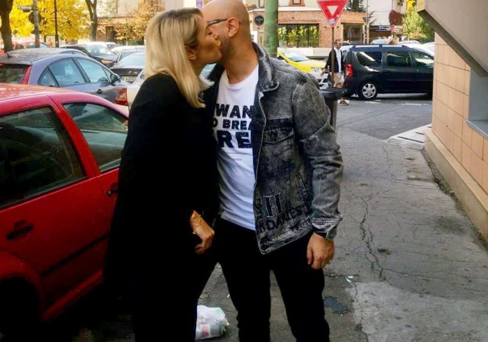 
    Noemi Dragomir și Mihai Mitoșeru s-au sărutat după ce au semnat actele de divorțfoto: Facebook  