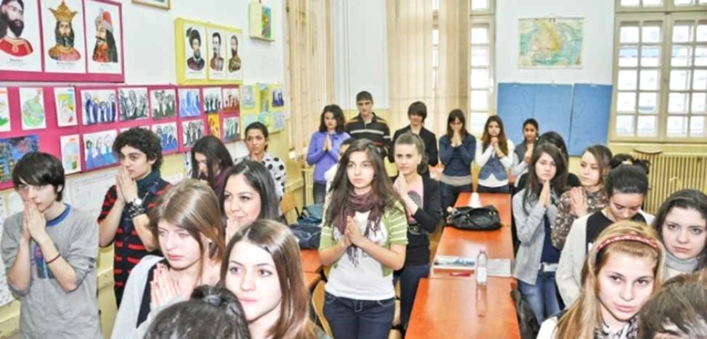 Elevii sunt constrânşi să facă Religia, în lipsă de opţiuni