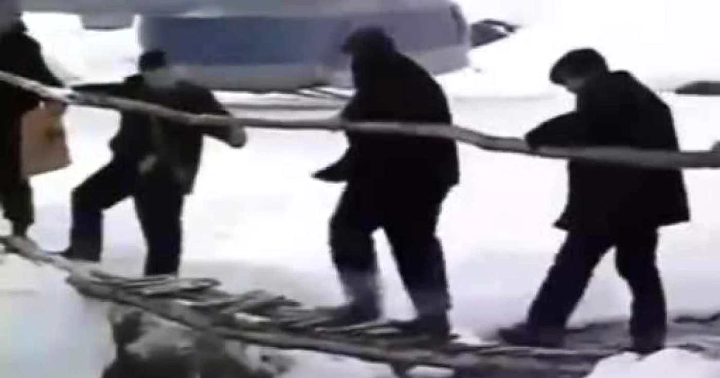 Preşedintele Georgiei a alunecat şi a căzut în râu Captură YouTube