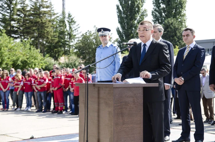 Prezenţa primarului Marcel Vela la ceremonia de sfinţire a steagului IGAV a fost un mister FOTO CRISTIAN FRANŢ