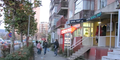 Magazin care comercializează droguri uşoare în apropierea unei şcoli