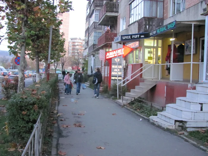 Magazin care comercializează droguri uşoare în apropierea unei şcoli