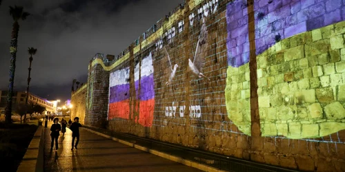 Steagul naţional al Rusiei si cel al Ucrainei proiectate pe un zid al orasului vechi al Ierusalimului FOTO EPA-EFE