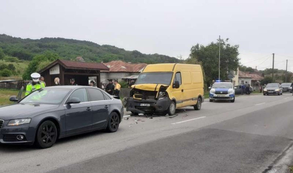 Opt persoane rănite în urma unui accident pe DN 64. Cinci dintre victime au ajuns la spital