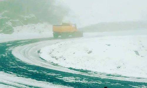 La munte stratul de zăpadă variază între 10 şi 20 de centimetri jpeg