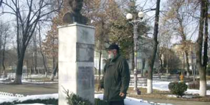 Sculptorul Mihai Bejenariu arată că bustul Cancicov a rămas fără placă explicativă