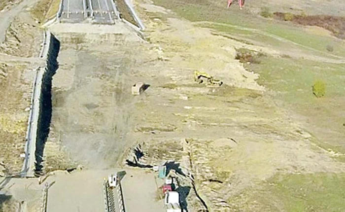 
    Aşa arăta autostrada, după ce  bucata de drum a fost demolată Foto: alba.24  