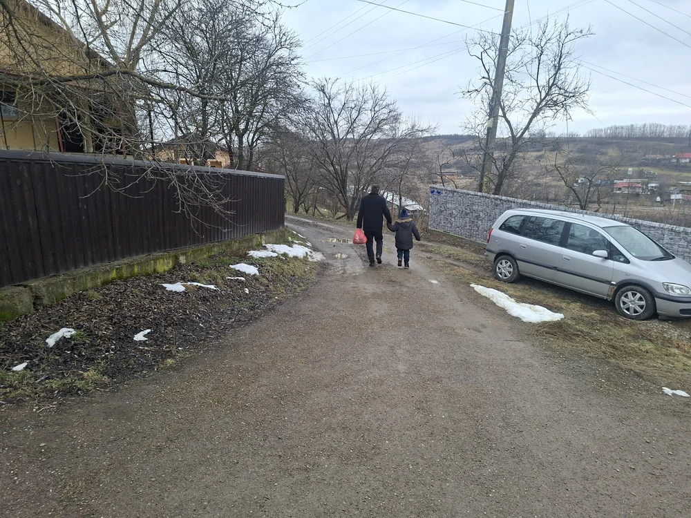 Vacanță „de schi” petrecută cu părinții pe ulița satului FOTO Cosmin Zamfirache