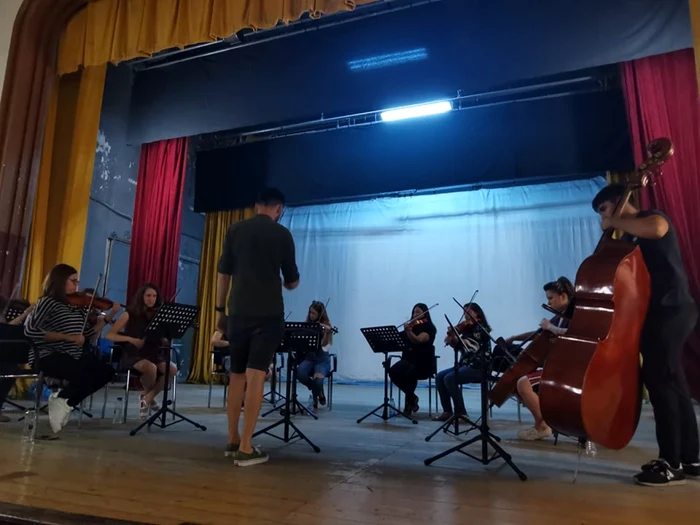 Muzicienii de la Flght Orchestra au repetat la Casa Studenţilor