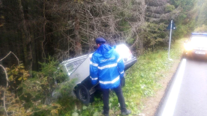 Autoutilitara a fost scoasă din râpă cu ajutorul unui autocamion şi repusă pe carosabil, iar turiştii s-au întors către domiciliu, în prezent aflându-se în afara oricărui pericol