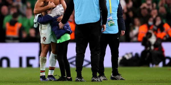 Cristiano Ronaldo i-a daruit tricoul său unei fetiţe. Foto Profimedia