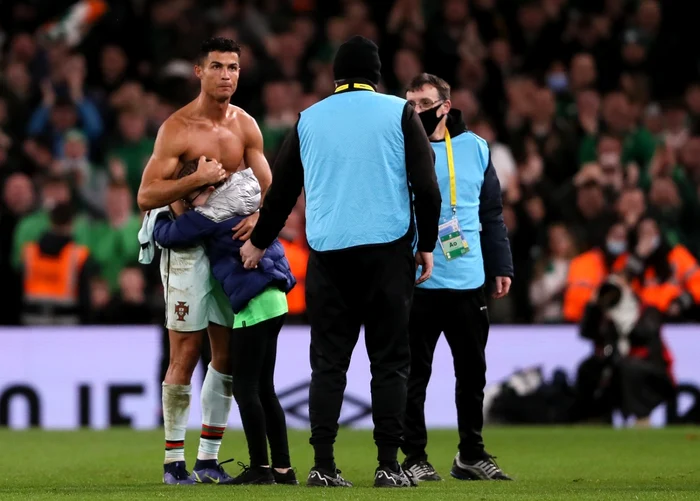 Cristiano Ronaldo i-a daruit tricoul său unei fetiţe FOTO Profimedia
