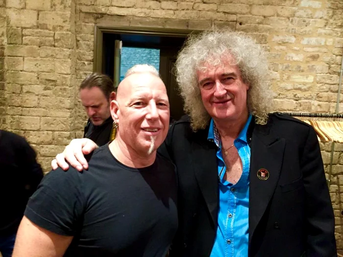 Mike Terrana (stânga), alături de Brian May FOTO: arhiva personală