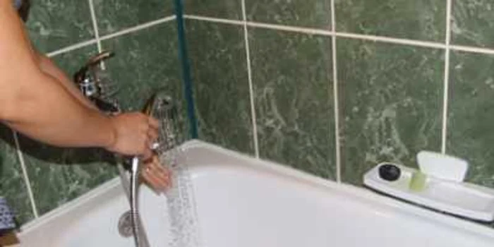 Neamţ: Duşul rece, tradiţia de vară la pietreni