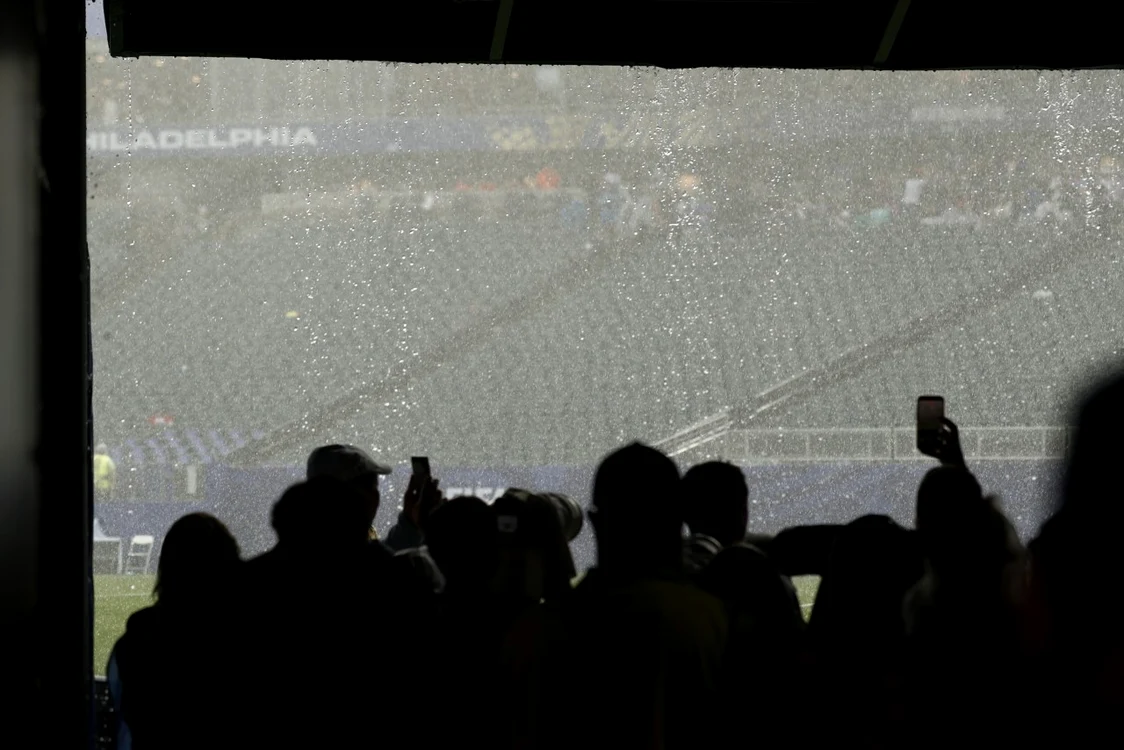 Spectatorii au părăsit tribuna în timpul ploii torențiale (Foto: EPAImages)