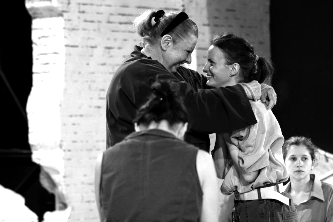 Mariana Mihuţ (centru), în "Regele Lear", la Bulandra, un spectacol de Andrei Şerban