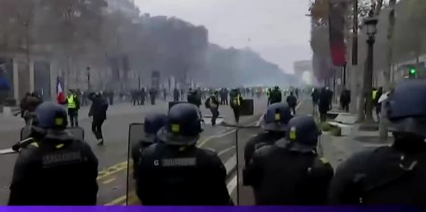 Forțele de ordine au intervenit cu gaze lacrimogene și tunuri cu apă