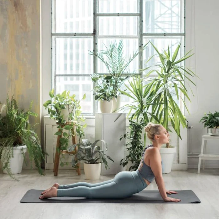 Postura Cobra tonifiază mușchii spatelui și corectează poziția