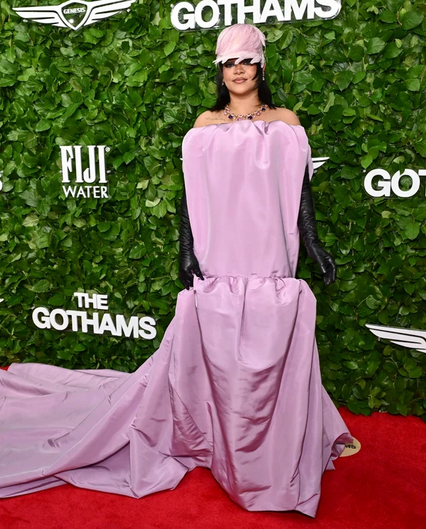 Rihanna a purtat o rochie de la Balenciaga (Foto: Profimedia)