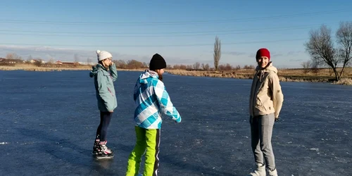 Lacul de lângă Timişoara a devenit patinoar natural FOTO Ş.Both