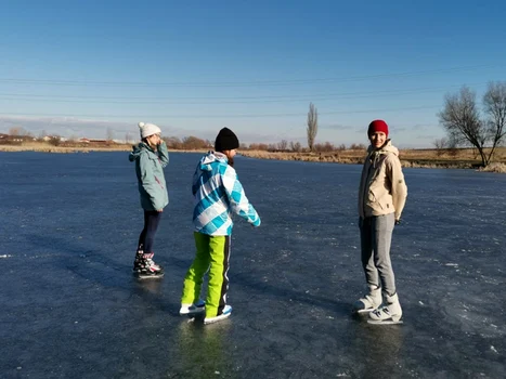 Lacul de lângă Timişoara a devenit patinoar natural FOTO Ş.Both