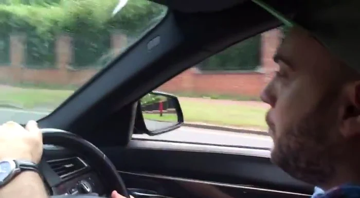 
    Cei doi români s-au filmat înjurând un englez în traficfoto: captură video  