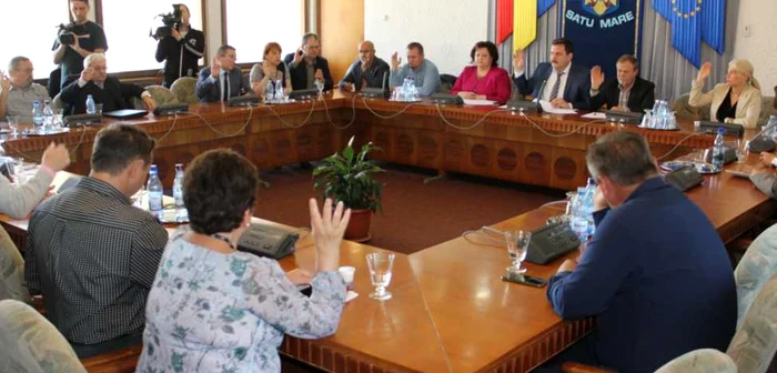 Nouă consilieri au lispit de laşedinţă - foto: Adrian Craba