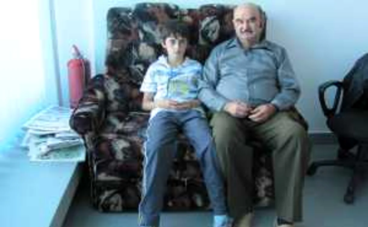 Eduard împreună cu bunicul său